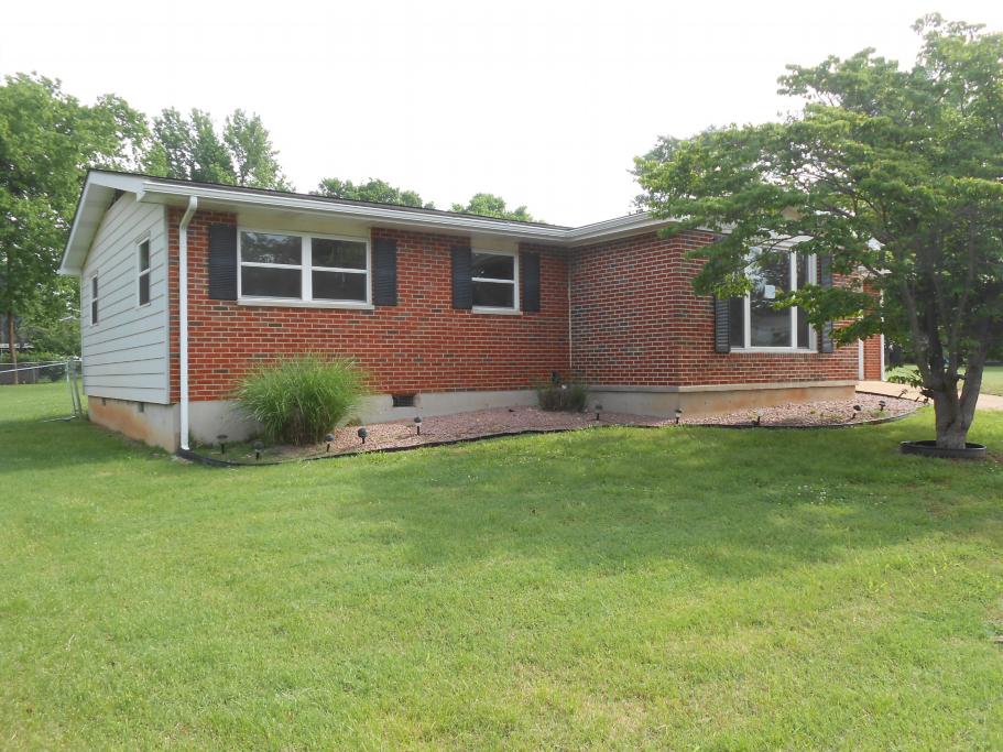 201 Pell St, Farmington, MO 63640 