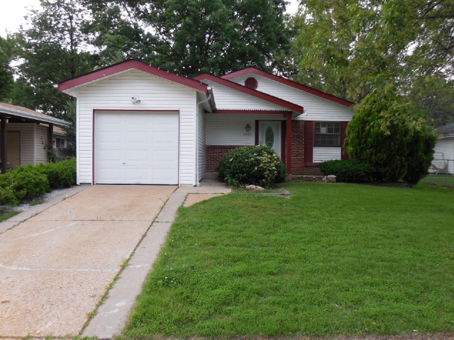 2485 Lindsay Ln, Florissant, MO 63031 