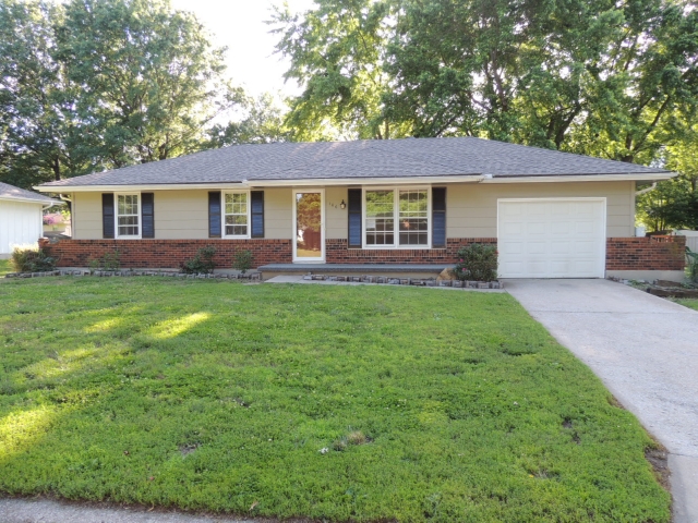 106 Cliff Dr, Buckner, MO 64016 