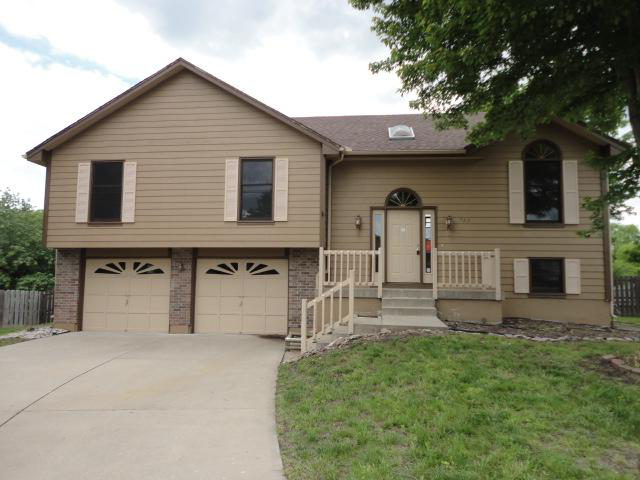 727 Nehunters Ridge, Lees Summit, MO 64086 