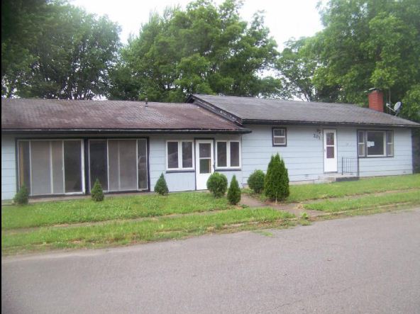 201 Trigg Ave, Blackwater, MO 65322 