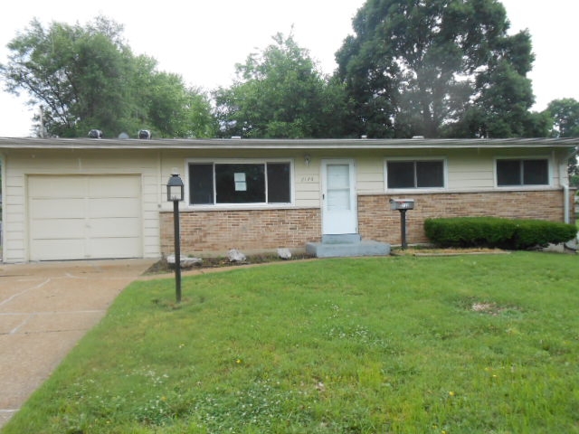 2120 Hummingbird Dr, Florissant, MO 63033 