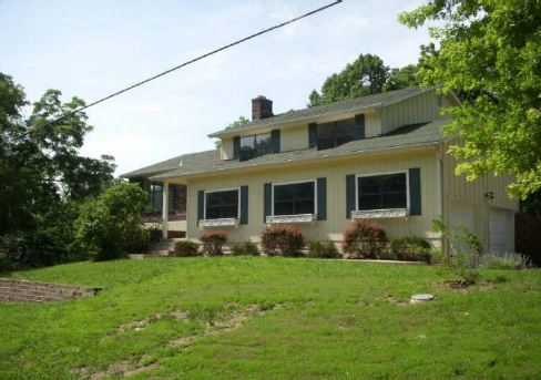 12512 E Silver Ln, Sugar Creek, MO 64054 