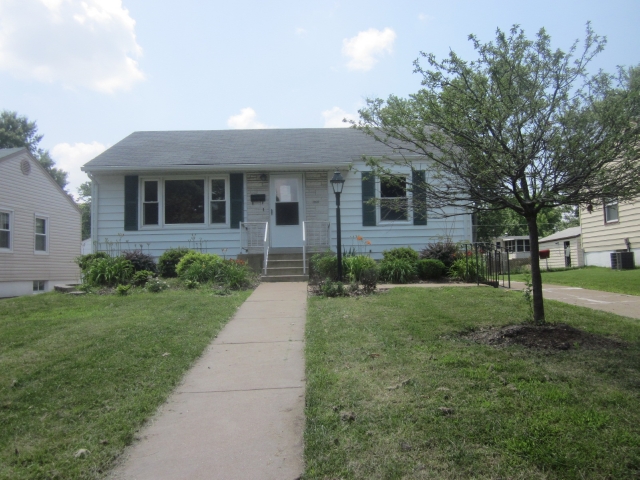 9826 Meadow View Dr, Overland, MO 63114 