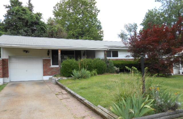 2405 Castle Dr, Saint Louis, MO 63136 