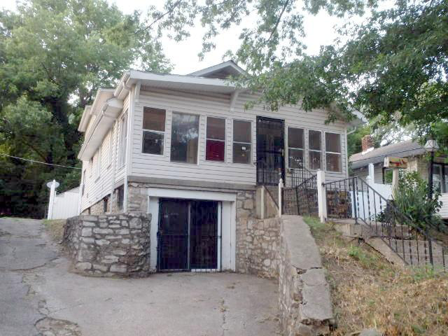 3008 E 69th St, Kansas City, MO 64132 