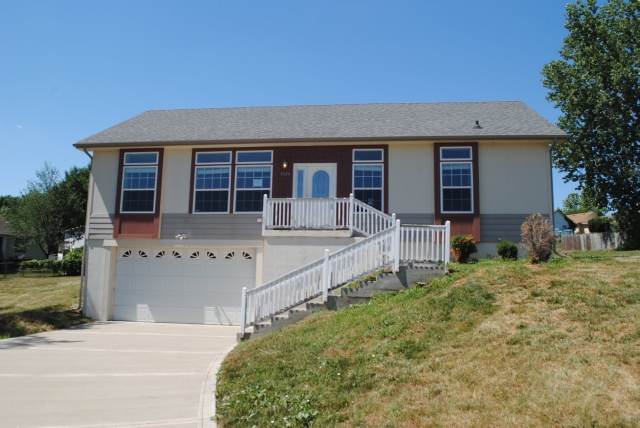 1820 S Whitney Dr, Independence, MO 64057 