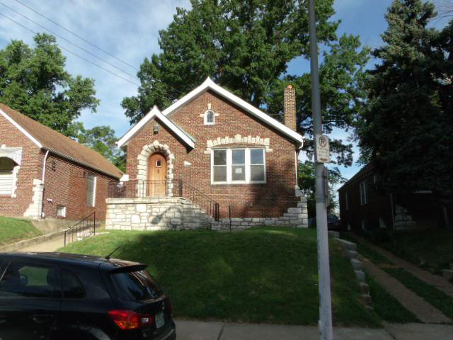 8851 Northcrest Ln, Saint Louis, MO 63147 