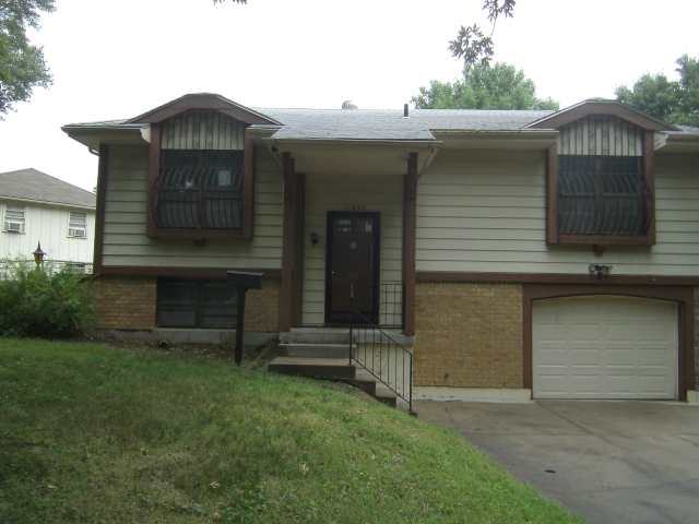 11955 Manchester Ave, Grandview, MO 64030 