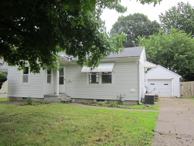 1054 S English, Marshall, MO 65340 