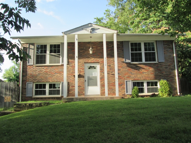 1559 Ville Patricia Ct, Hazelwood, MO 63042 