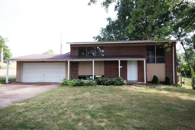 1577 Ville Maura Ln, Hazelwood, MO 63042 