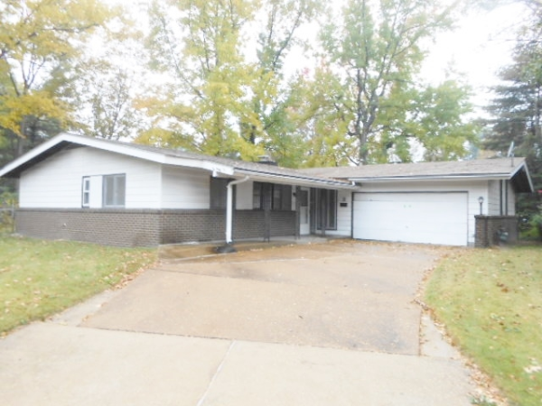 8 Milbrook Ln, Florissant, MO 63033 