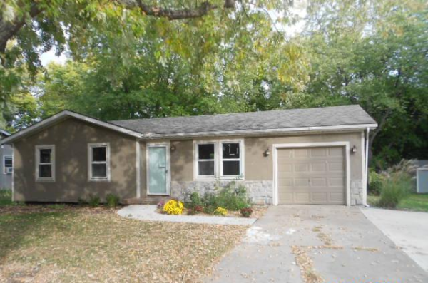 105 SE Brentwood Dr, Lees Summit, MO 64063 