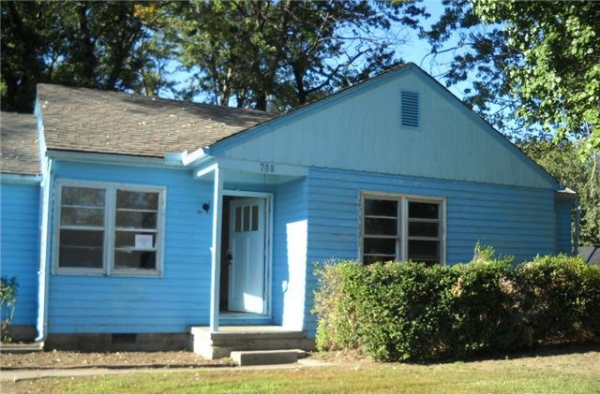 708 Vest Dr, Warrensburg, MO 64093 