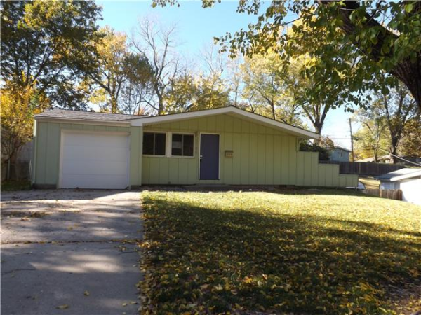 5706 N Woodland Ave, Gladstone, MO 64118 