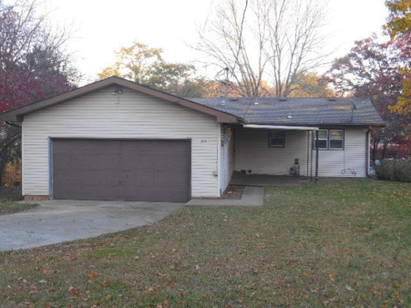 301 S 3rd St, Ozark, MO 65721 