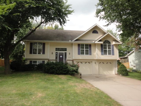 936 NE Carousel Ln, Lees Summit, MO 64086 