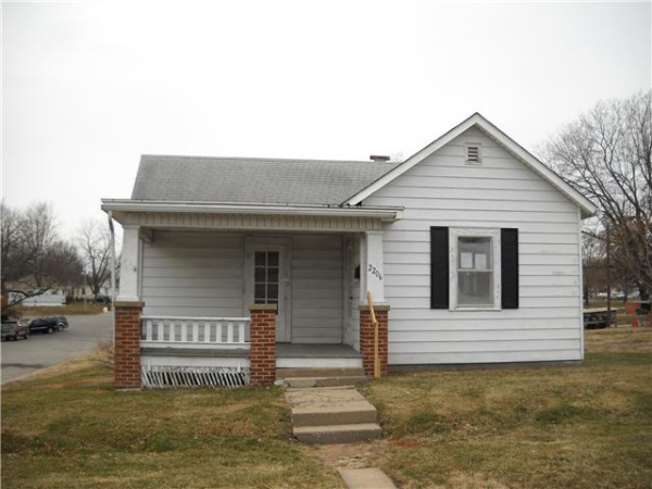 2206 Oak St, Higginsville, MO 64037 