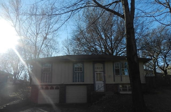 1913 SW Keystone Dr, Blue Springs, MO 64014 