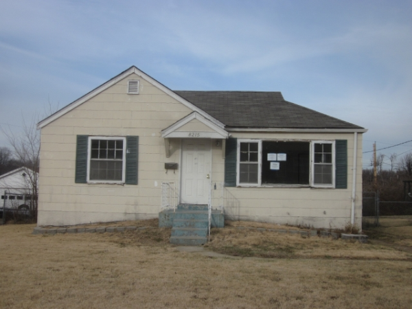 8215 Zoe Dr, Berkeley, MO 63134 