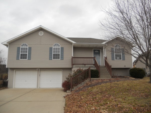 806 E 16th St, Kearney, MO 64060 