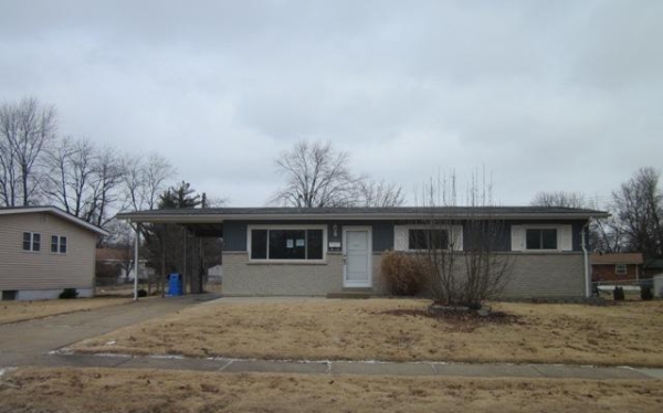 545 Falcon Dr, Florissant, MO 63031 