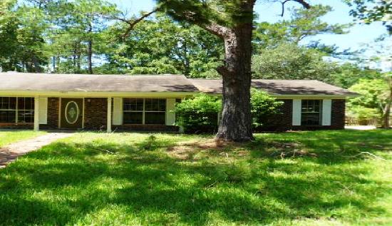 7421 Walbrook St, Moss Point, MS 39563 