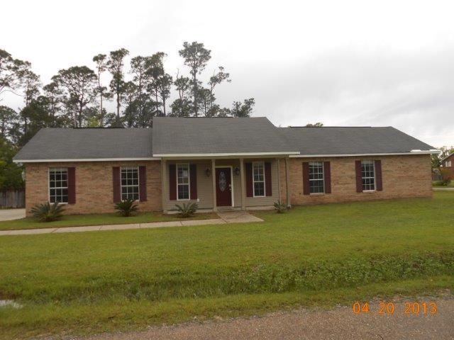 2011 Ladner St, Waveland, MS 39576 