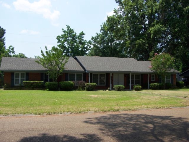 104 Country Club Dr, Greenwood, MS 38930 