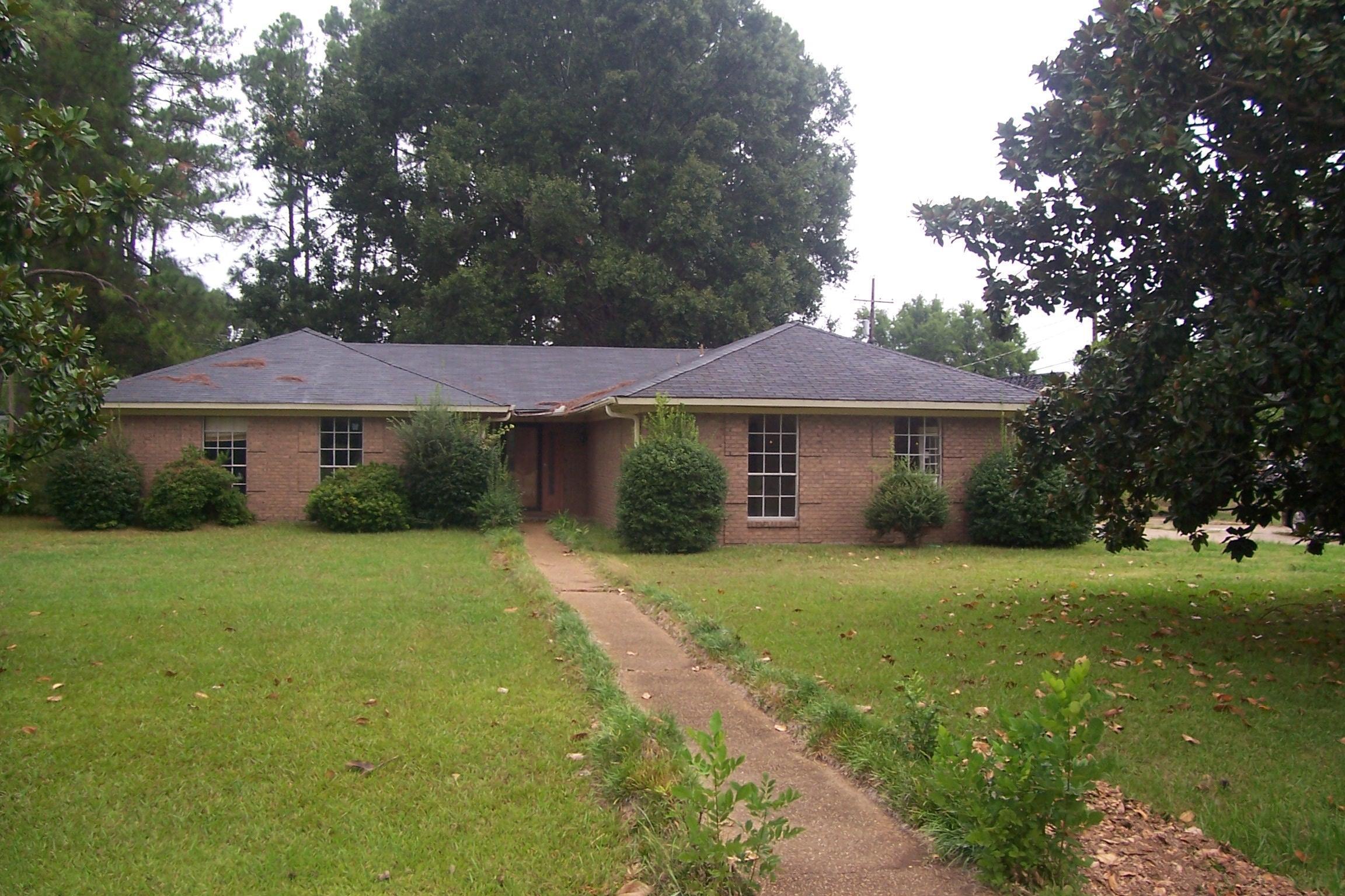 203 Meadowbrook Rd, Greenwood, MS 38930 