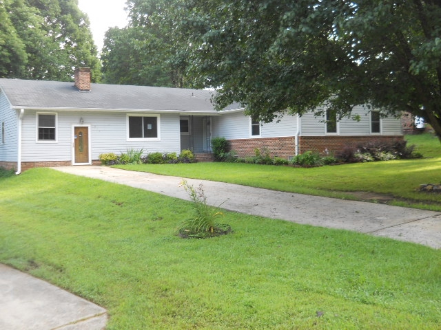 417 Woodlake Dr, Greensboro, NC 27406 