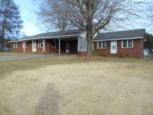 735 Eisenhower St, Yadkinville, NC 27055 