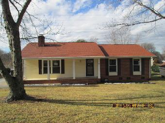 4 Woodlake Ct, Greensboro, NC 27406 