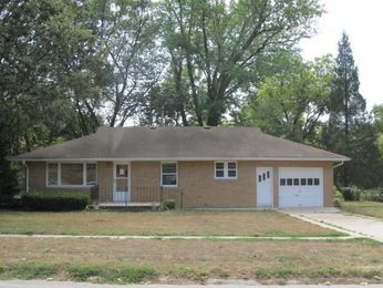 705 E Eldora Ave, Weeping Water, NE 68463 