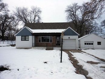 7216 Pinkney St, Omaha, NE 68134 