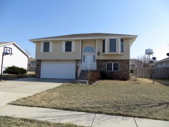 915 E 9th St, Hickman, NE 68372 