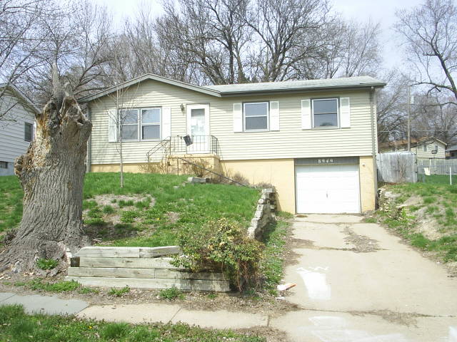 8949 Laurie Cir, Omaha, NE 68124 