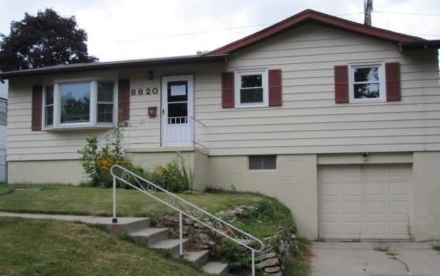 8820 Valley View Dr, La Vista, NE 68128 