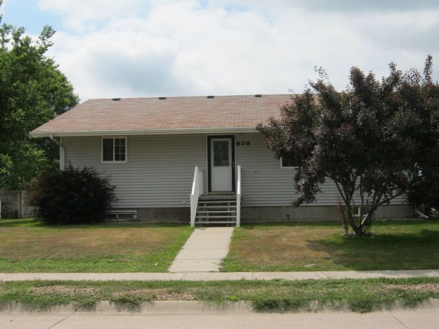 606 Court St, Gibbon, NE 68840 