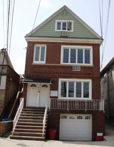 118 12th St, Bayonne, NJ 07002 