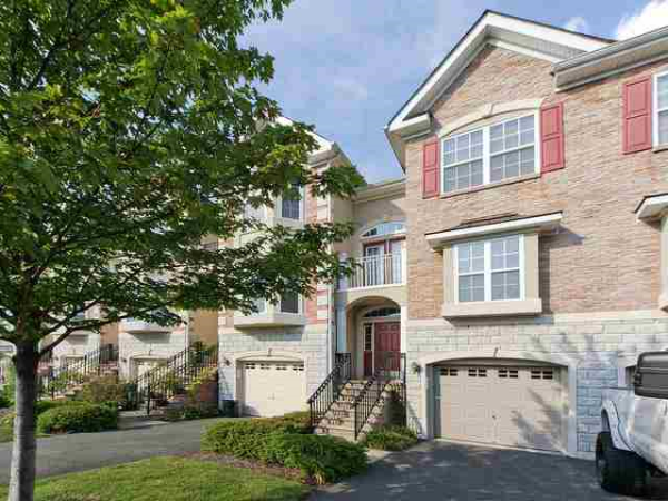 136 BLUE HERON DR, Secaucus, NJ 07094 