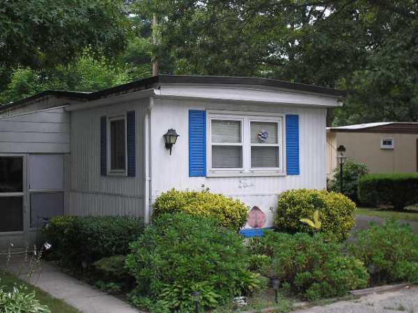 4 Periwinkle Dr, Bohemia, NY 11716 