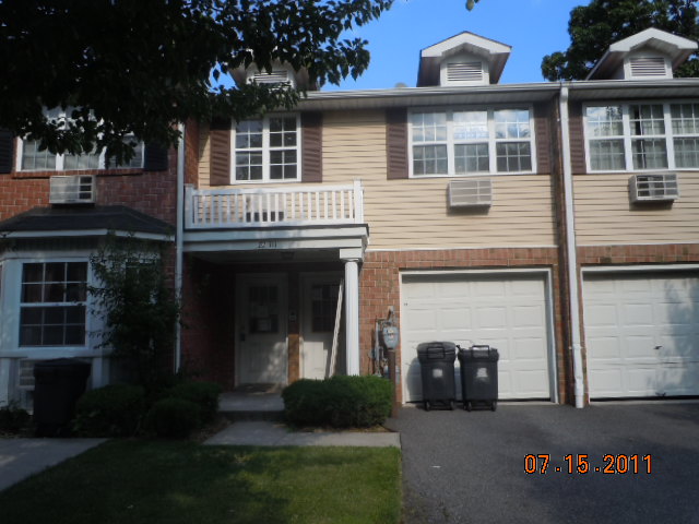 82-111 Country Pointe Cir, Queens Village, NY 11427 Foreclosure