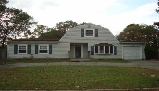 86 Matsunaye Dr, Medford, NY 11763 