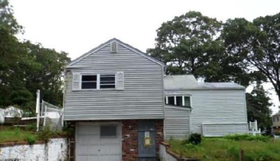 33 Glenwood Pl, Farmingville, NY 11738 