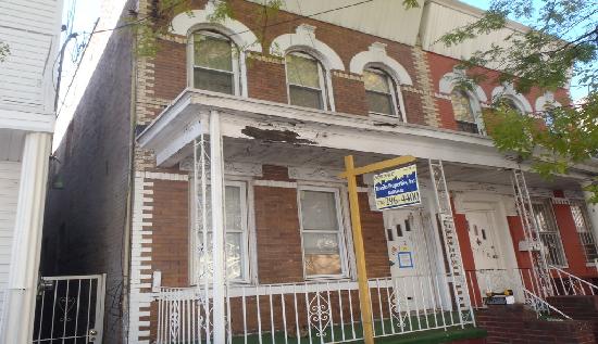 87-20 92nd St, Woodhaven, NY 11421 