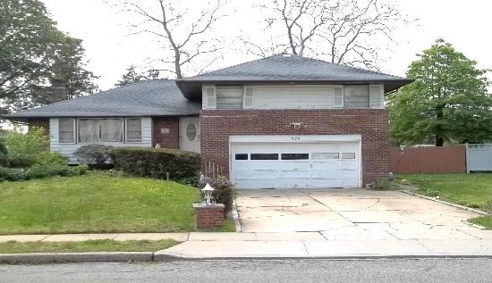 524 Alicia Drive, Westbury, NY 11590 
