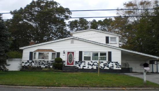 49 Blue Jay Dr, Brentwood, NY 11717 