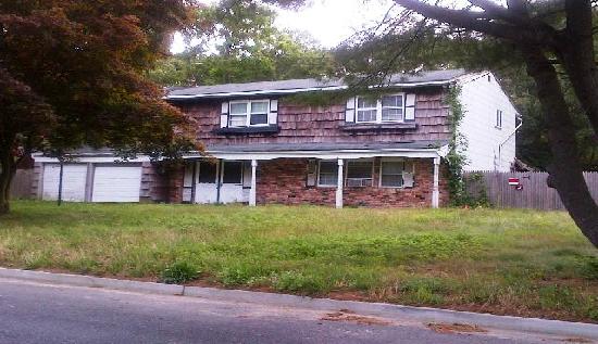 15 Yale Street, Port Jefferson Station, NY 11776 